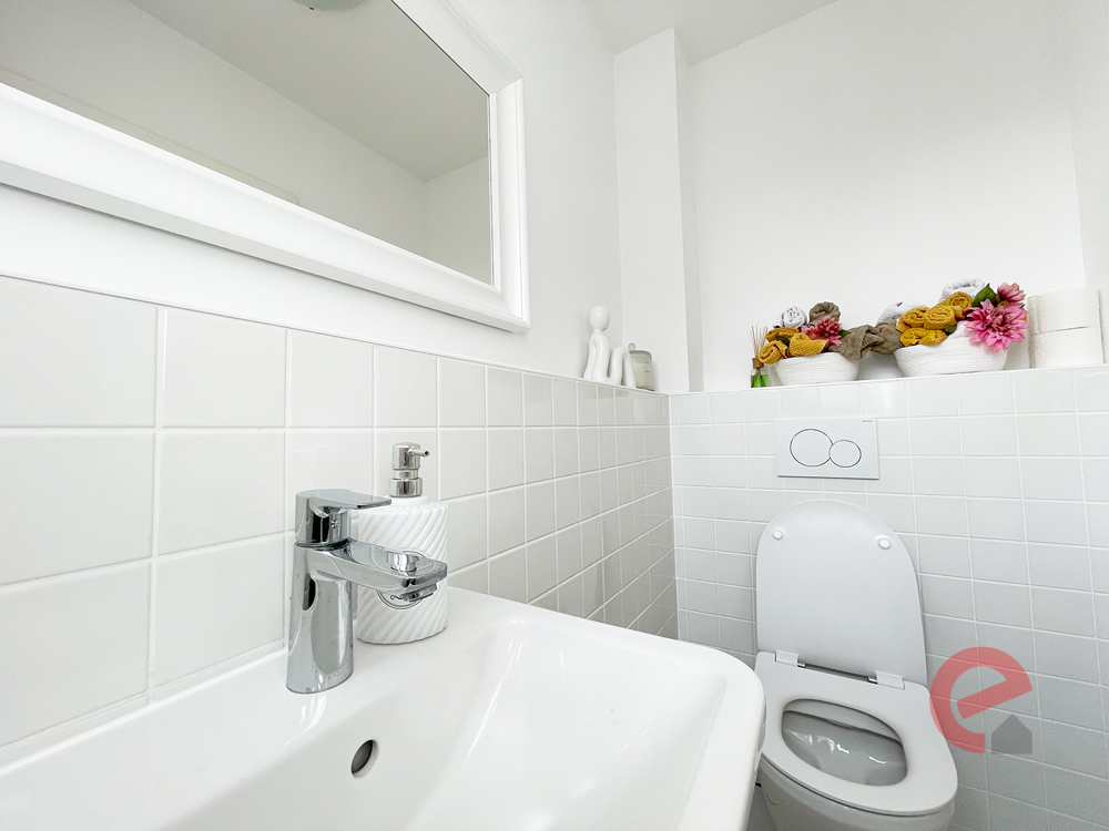 Das zeitlos moderne Gäste WC mit Tageslicht