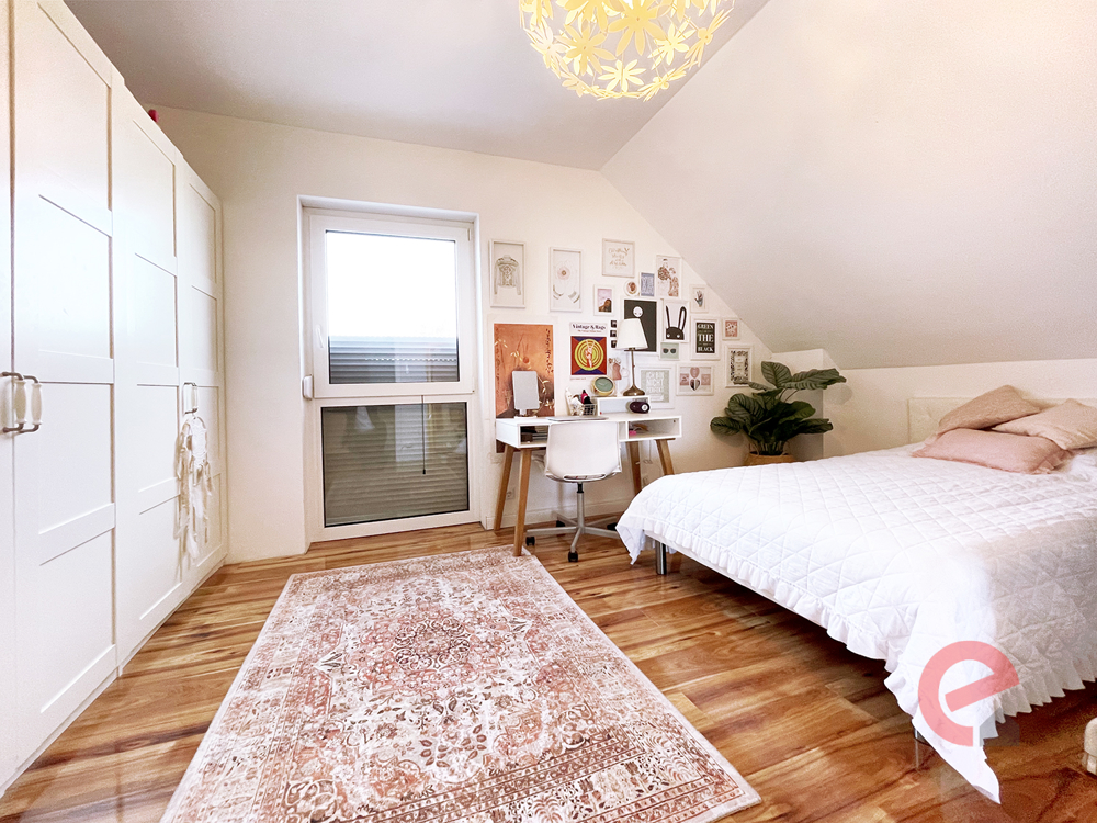 Eines von 3 hellen Schlafzimmer im Obergeschoss